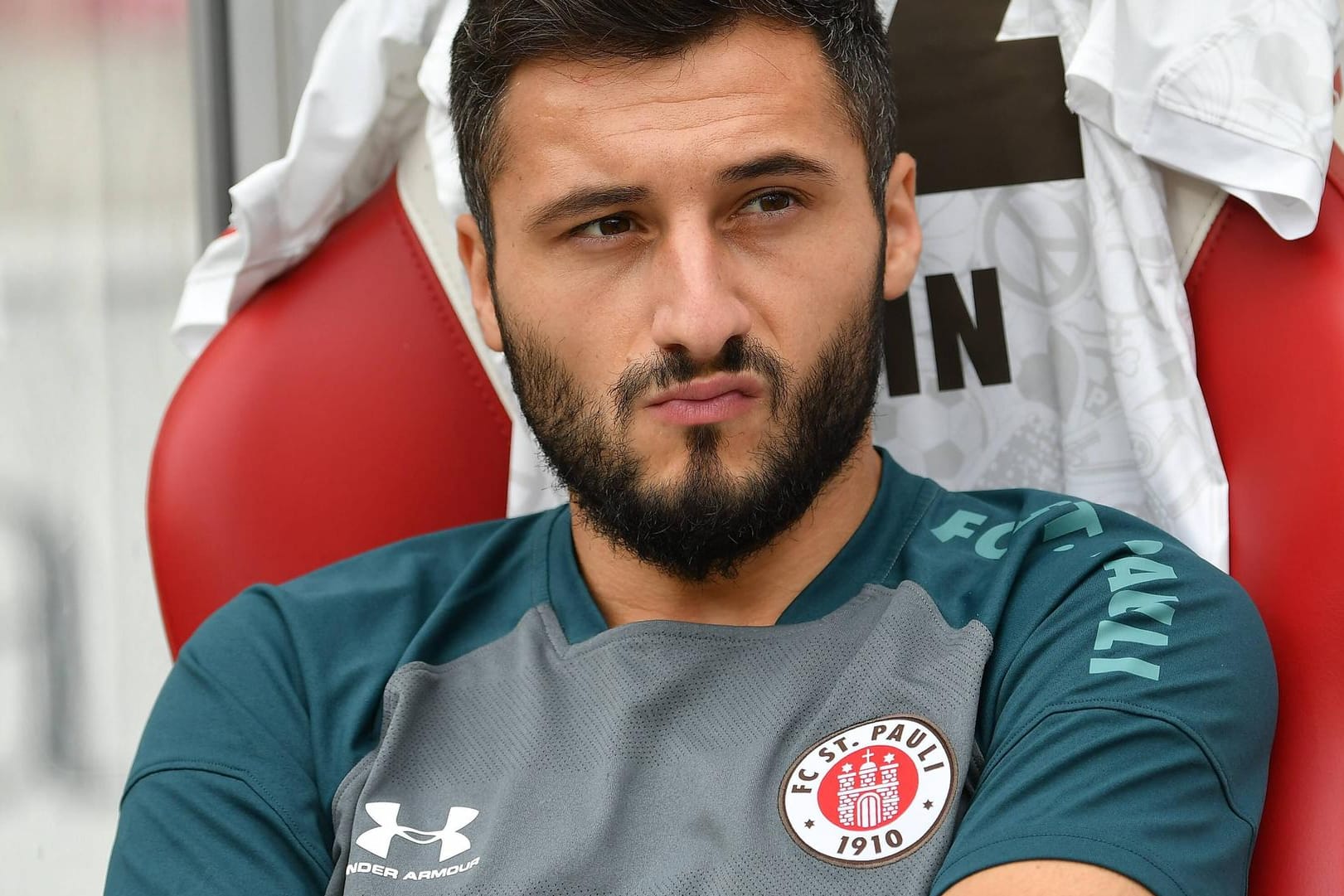 Cenk Sahin sitzt auf der Bank: Der FC St. Pauli hat den Spieler freigestellt.