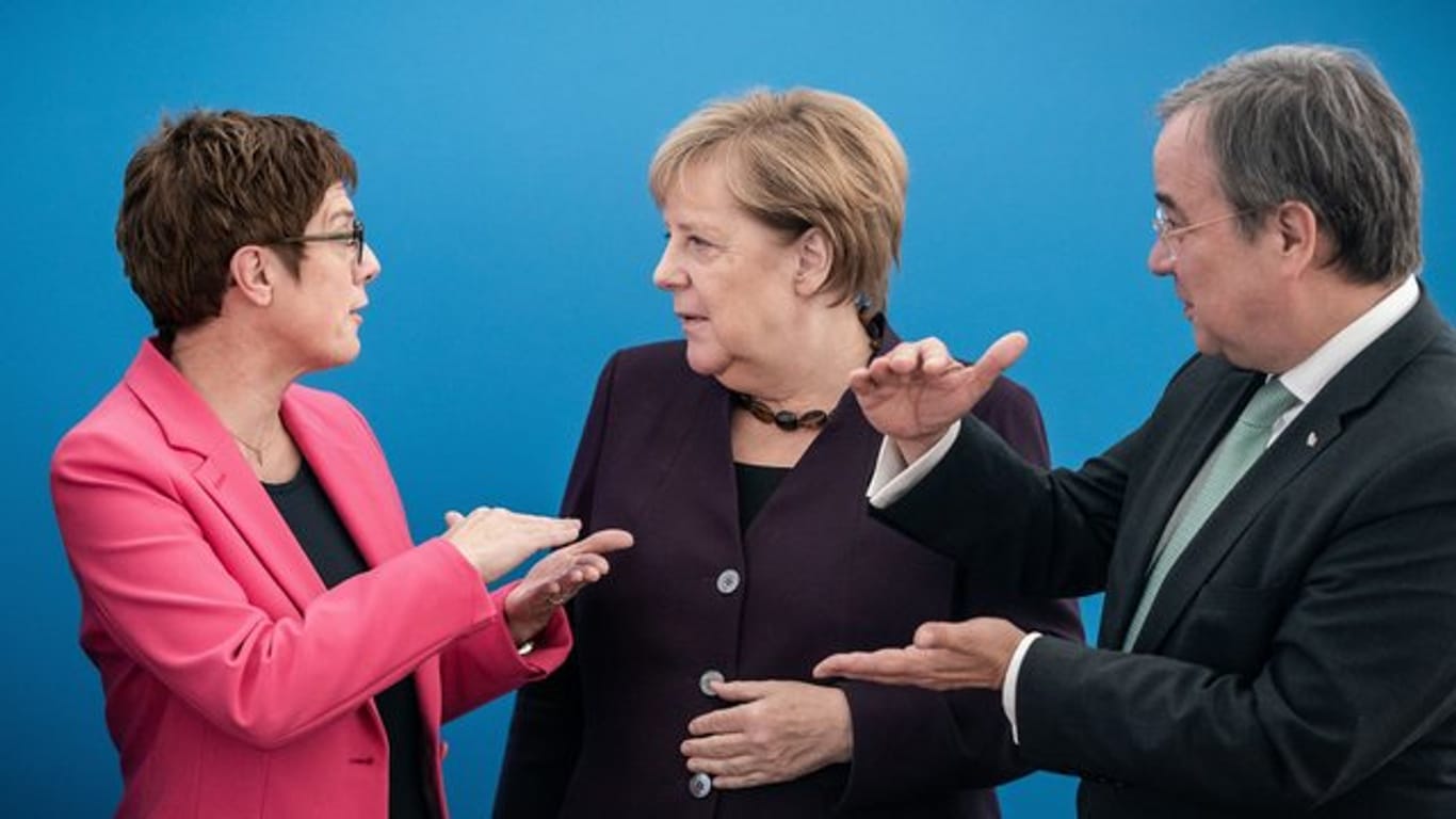 Wer wird's? Bundeskanzlerin Angela Merkel im Gespräch mit Annegret Kramp-Karrenbauer und Armin Laschet, die beide im Rennen um die Kanzlerkandidatur der CDU sind.
