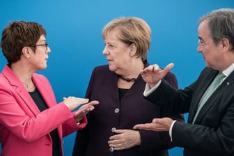 Wer wird's? Bundeskanzlerin Angela Merkel im Gespräch mit Annegret Kramp-Karrenbauer und Armin Laschet, die beide im Rennen um die Kanzlerkandidatur der CDU sind.