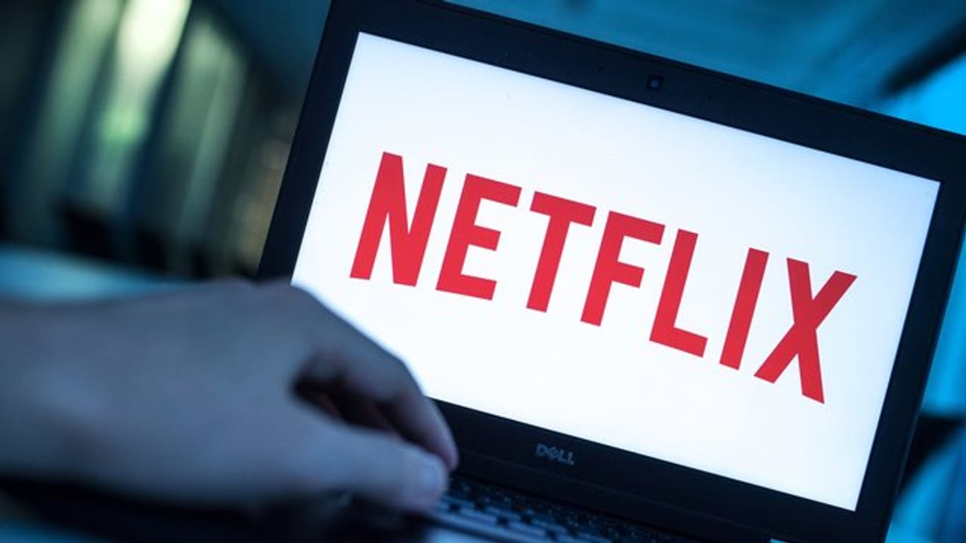 Das Logo des Video-Streamingdienstes Netflix erscheint auf dem Display eines Laptops.