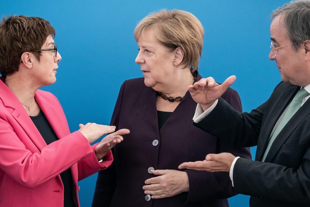 Bundeskanzlerin Angela Merkel (CDU, M.) spricht mit CDU-Chefin Annegret Kramp-Karrenbauer und Armin Laschet (CDU), Ministerpräsident von Nordrhein-Westfalen.