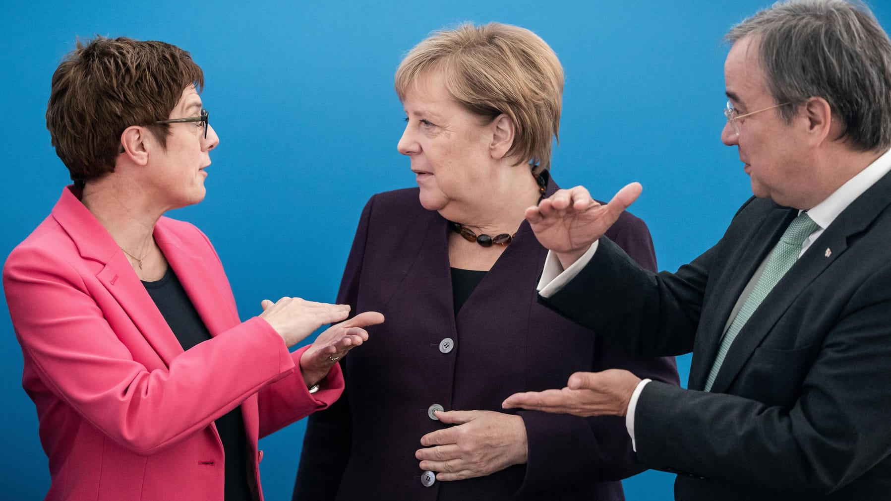 Bundeskanzlerin Angela Merkel (CDU, M.) spricht mit CDU-Chefin Annegret Kramp-Karrenbauer und Armin Laschet (CDU), Ministerpräsident von Nordrhein-Westfalen.