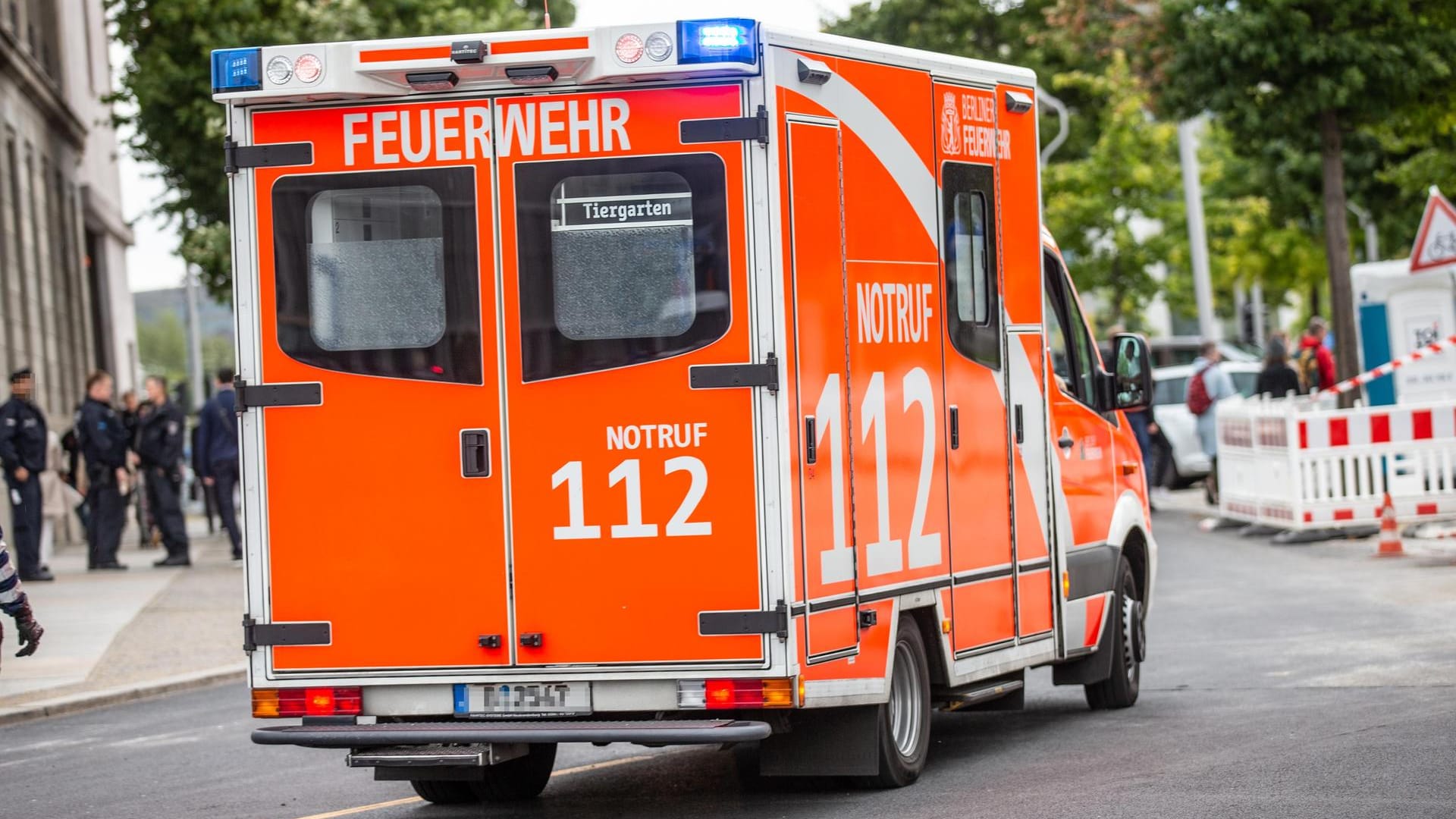 Ein Fahrzeug der Feuerwehr: Drei Menschen wurden bei einem Brand in einem Mehrfamilienhaus verletzt.