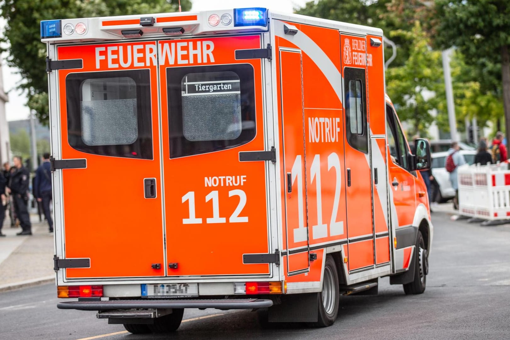 Ein Fahrzeug der Feuerwehr: Drei Menschen wurden bei einem Brand in einem Mehrfamilienhaus verletzt.