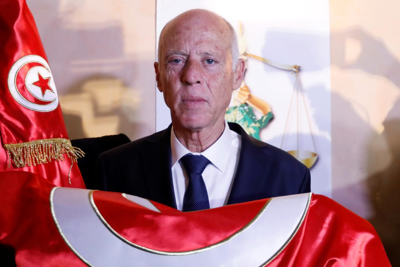 Kais Saied nach seiner Stimmabgabe am Sonntag: Der 61 Jahre alte frühere Juraprofessor erhielt mehr als 72 Prozent der Stimmen.