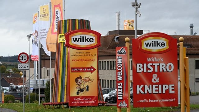 Firmenschilder kennzeichnen die Einfahrt zum Werksgelände des nordhessischen Wurstherstellers Wilke. Firmenschilder kennzeichnen die Einfahrt zum Werksgelände des nordhessischen Wurstherstellers Wilke.