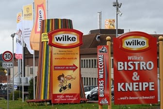 Firmenschilder kennzeichnen die Einfahrt zum Werksgelände des nordhessischen Wurstherstellers Wilke.