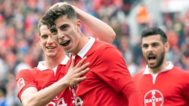 Leverkusens Torschütze Kai Havertz (M) jubelt mit Lars Bender (l) und Kevin Volland (r). Leverkusens Torschütze Kai Havertz (M) jubelt mit Lars Bender (l) und Kevin Volland (r).