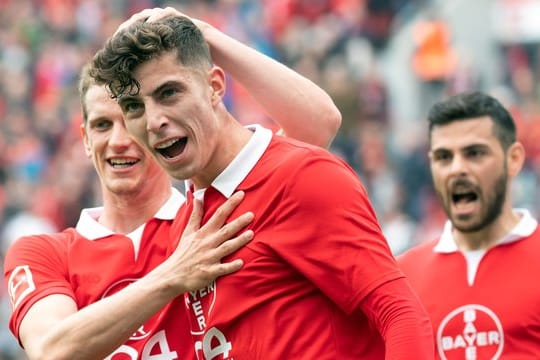 Leverkusens Torschütze Kai Havertz (M) jubelt mit Lars Bender (l) und Kevin Volland (r).