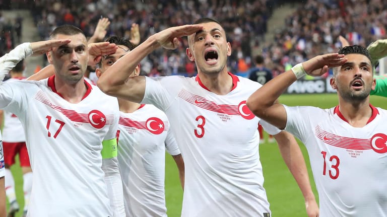 Wie schon gegen Albanien: Die türkischen Spieler salutieren, als sie ein Tor gegen Frankreich feiern.