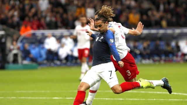 Antoine Griezmann (l) aus Frankreich in Aktion gegen Merih Demiral aus der Türkei. Antoine Griezmann (l) aus Frankreich in Aktion gegen Merih Demiral aus der Türkei.