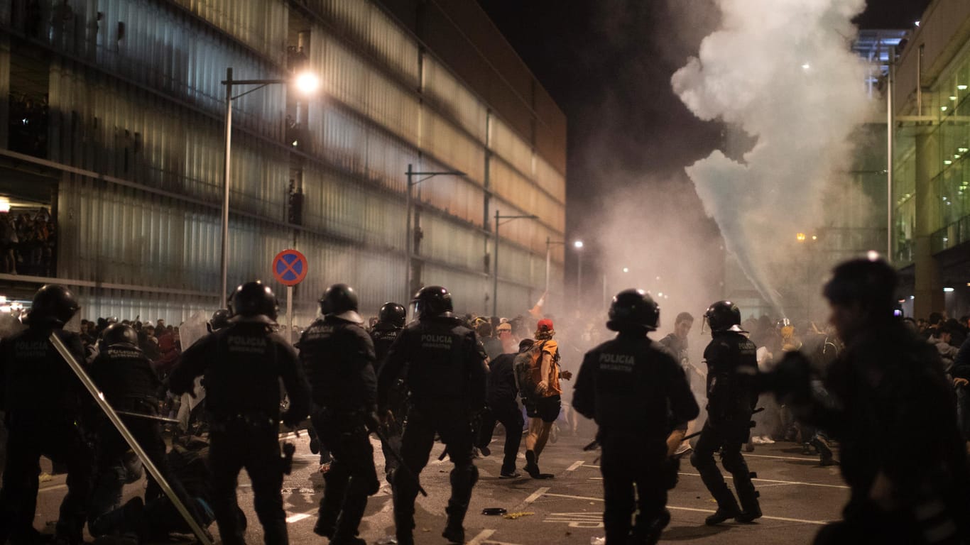 Demonstrationen in Spanien: In Barcelona hat es heftige Zusammenstöße mit der Polizei gegeben.