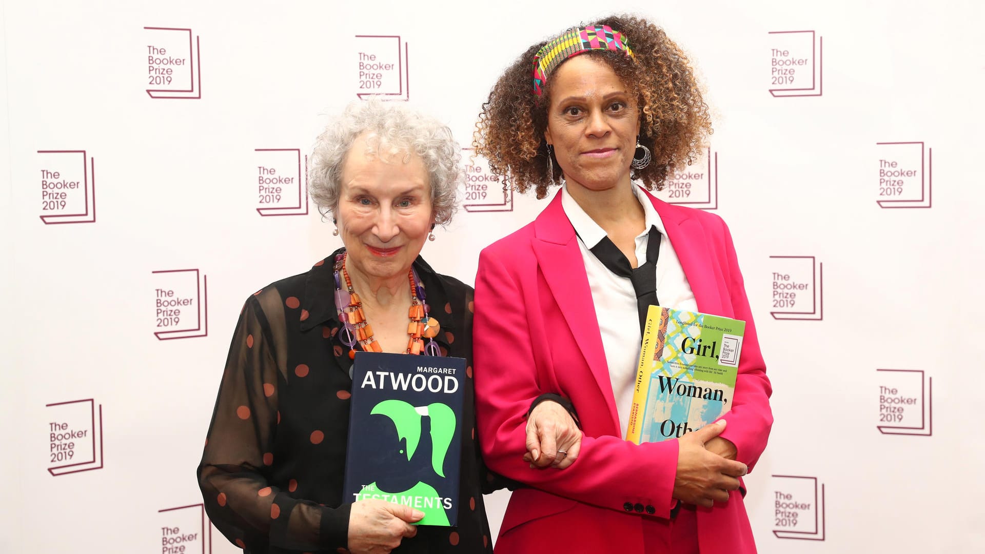 Margaret Atwood und Bernardine Evaristo in London: Die zwei Autorinnen teilen sich den begehrten britischen Literaturpreis.