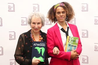 Margaret Atwood und Bernardine Evaristo in London: Die zwei Autorinnen teilen sich den begehrten britischen Literaturpreis.