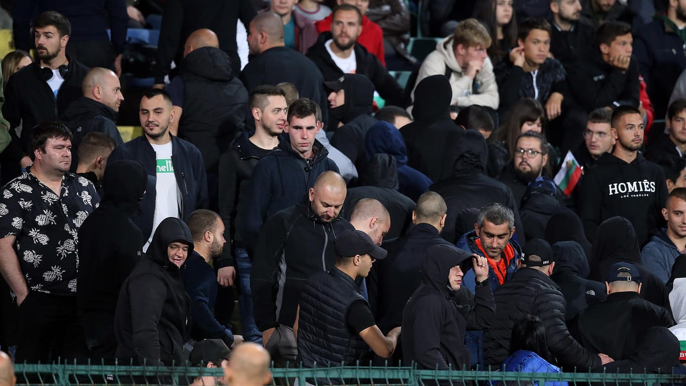 Bulgarische Fans im Stadion in Sofia: Auf manchen Bildern ist auch zu sehen, wie einige der Fans Hitlergrüße zeigen.