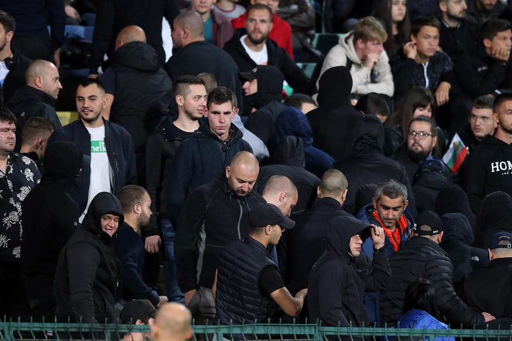Bulgarische Fans im Stadion in Sofia: Auf manchen Bildern ist auch zu sehen, wie einige der Fans Hitlergrüße zeigen.