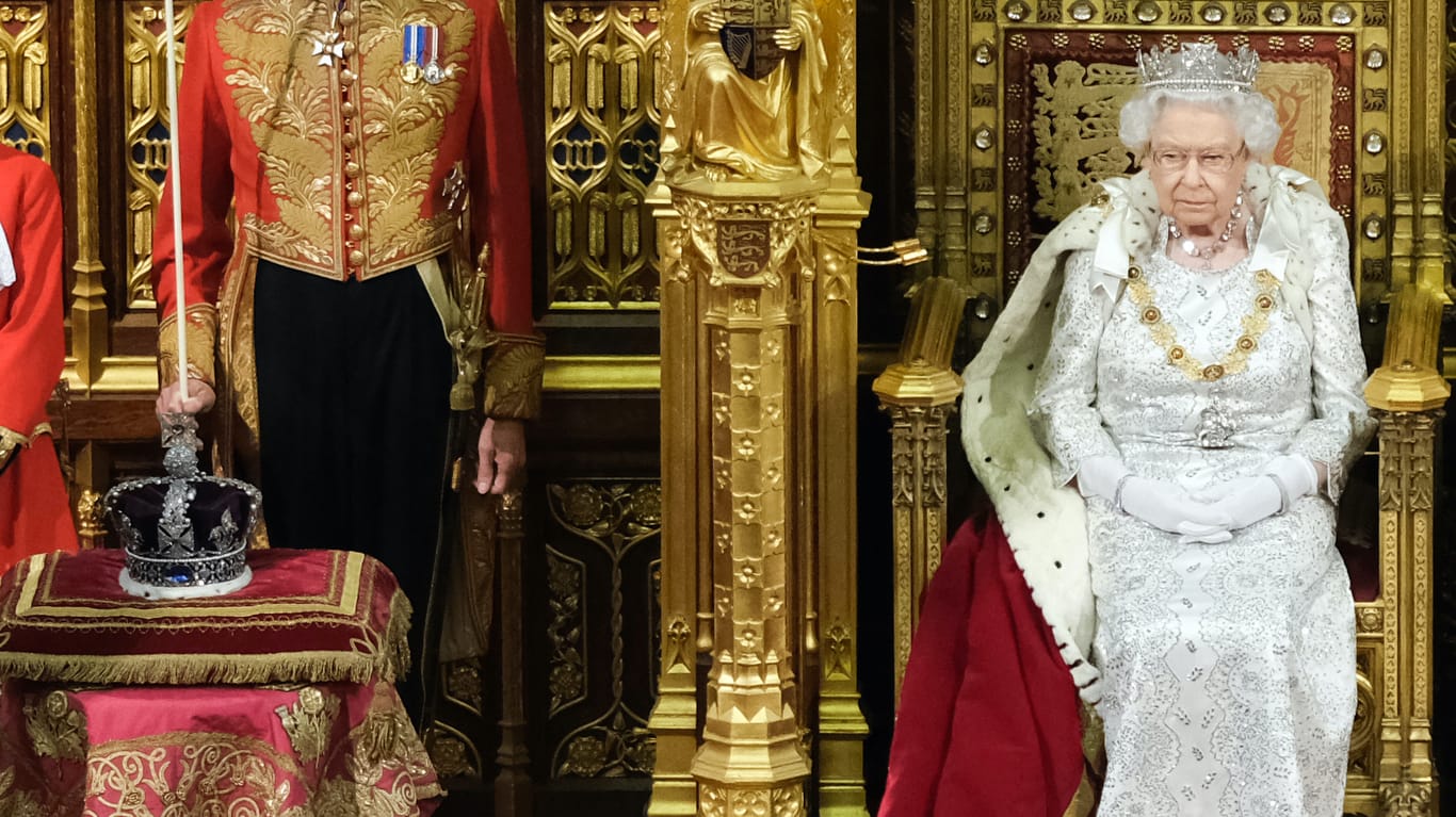Die Queen eröffnet das Parlament: Doch die Krone liegt abseits.