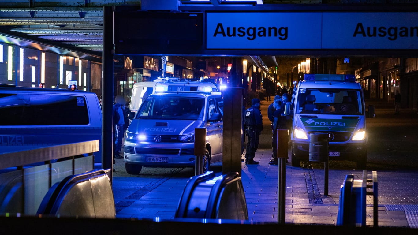 Polizeieinsatz bei einer Demonstration in Herne: Unter anderem wurde ein Café angegriffen.