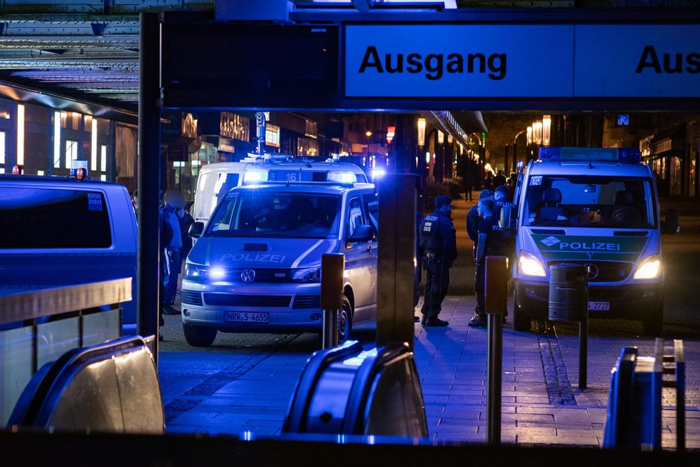 Polizeieinsatz bei einer Demonstration in Herne: Unter anderem wurde ein Café angegriffen.