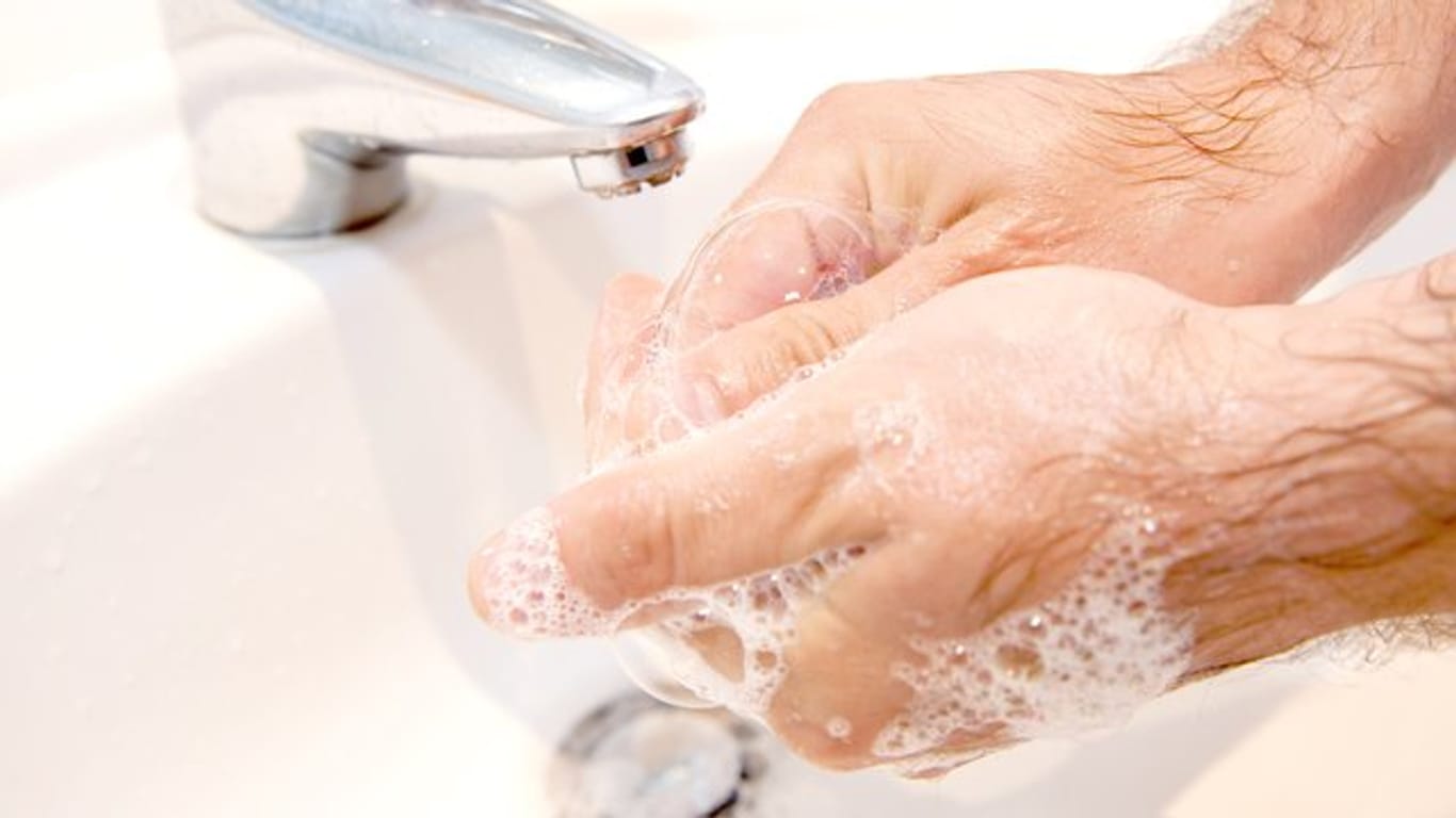 Sorgfältig und vor allem lange genug einseifen - das ist beim Händewaschen wichtig.