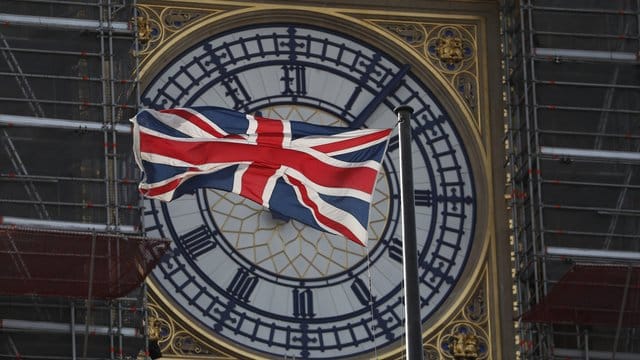 Die Nationalflagge des Vereinigten Königreichs Großbritannien und Nordirland, weht vor dem Zifferblatt des Queen Elizabeth Tower, in dem sich die als "Big Ben" bekannte Glocke befindet, die zu den "Houses of Parliament" gehört. Die Nationalflagge des Vereinigten Königreichs Großbritannien und Nordirland, weht vor dem Zifferblatt des Queen Elizabeth Tower, in dem sich die als "Big Ben" bekannte Glocke befindet, die zu den "Houses of Parliament" gehört.