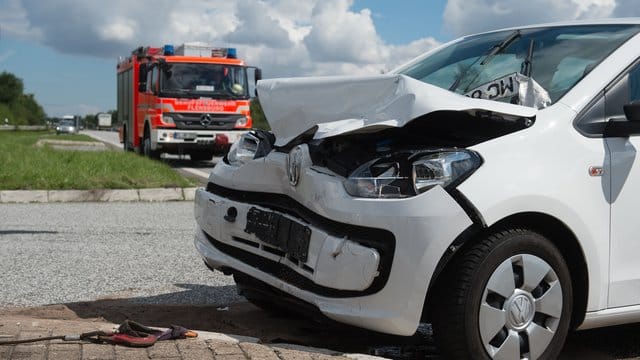 Mehr als nur Blechschaden: Gibt es bei einem Unfall Verletzte, gilt die erste Sorge ihnen - also die 112 wählen.