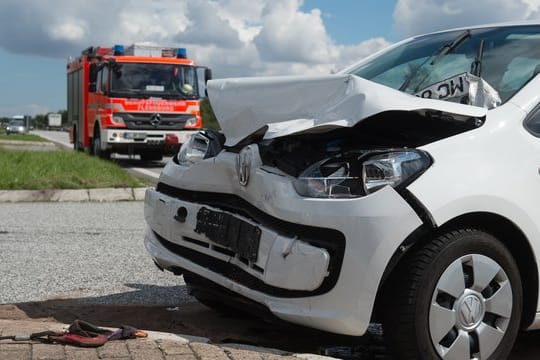 Mehr als nur Blechschaden: Gibt es bei einem Unfall Verletzte, gilt die erste Sorge ihnen - also die 112 wählen.