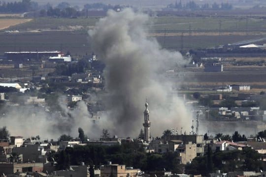 Rauch über der syrischen Stadt Ras al-Ain: Die Kurdenmilizen haben die wichtige Grenzstadt zurückerobert.