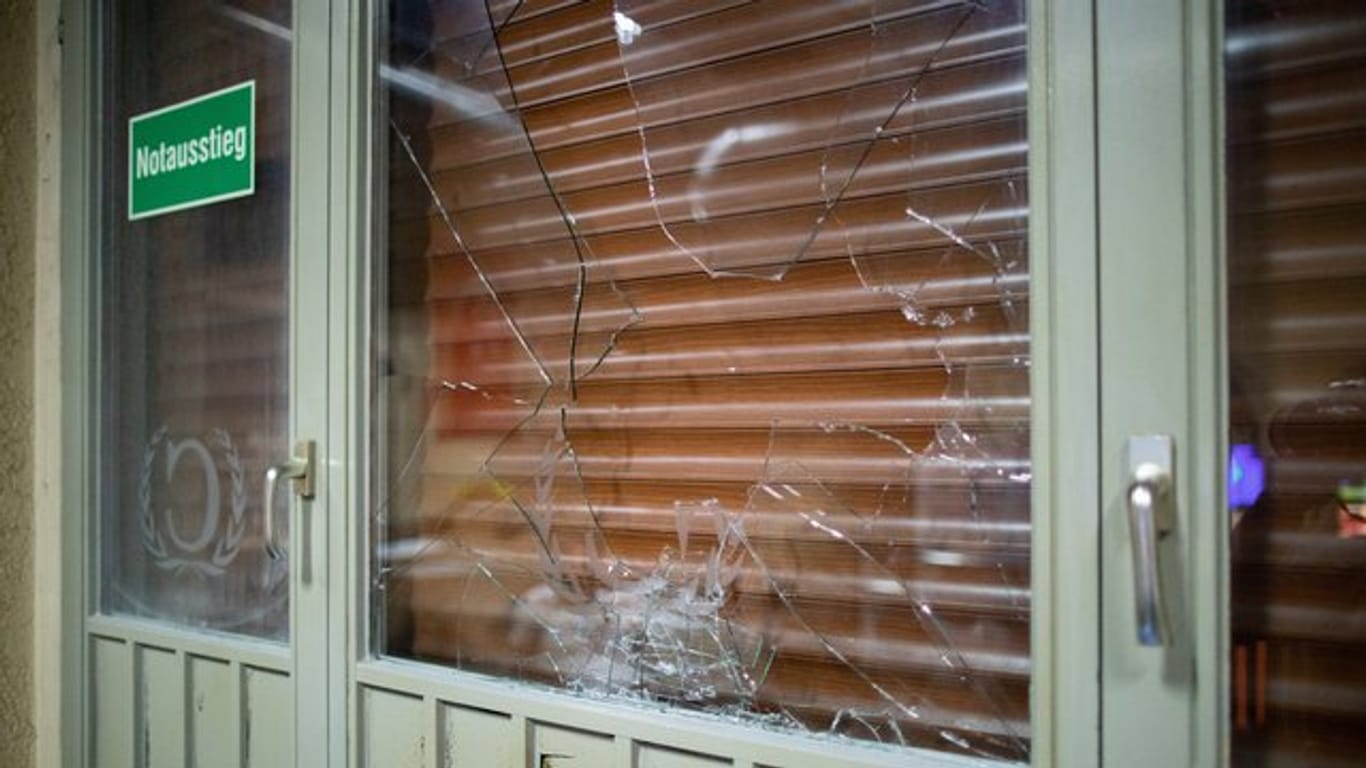 Eine beschädigte Fensterscheibe eines türkischen Cafes.