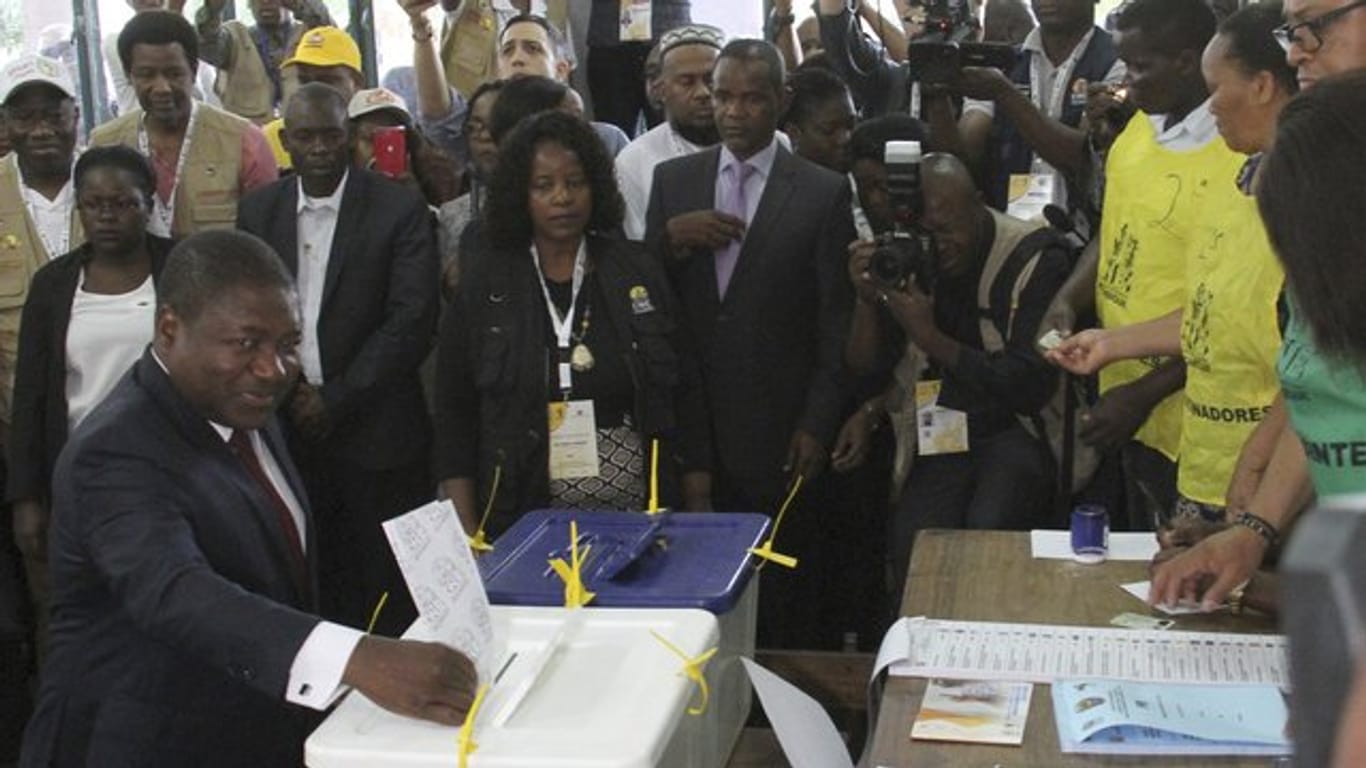 Felipe Nyusi, Präsident von Mosambik, während seiner Stimmabgabe in einem Wahllokal in Maputo.