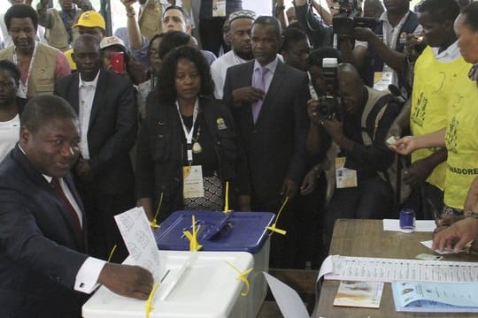 Felipe Nyusi, Präsident von Mosambik, während seiner Stimmabgabe in einem Wahllokal in Maputo.