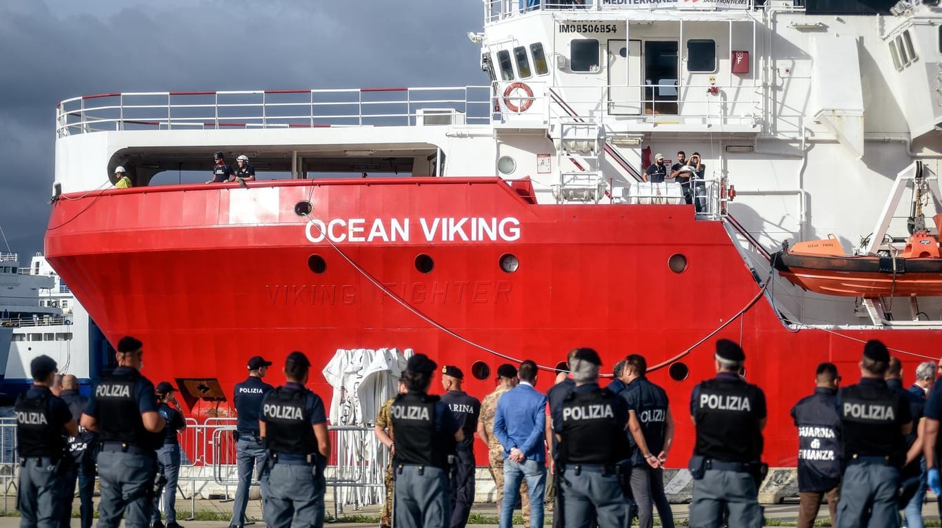 Die "Ocean Viking": Das Seenotrettungsschiff darf in Italien anlegen.
