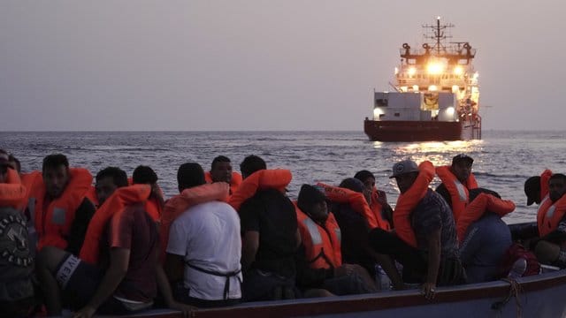 Bereits im September wurden 36 Menschen aus einem kleinen Holzboot gerettet, nachdem die "Ocean Viking" von den maltesischen Behörden dazu aufgefordert worden war. Bereits im September wurden 36 Menschen aus einem kleinen Holzboot gerettet, nachdem die "Ocean Viking" von den maltesischen Behörden dazu aufgefordert worden war.