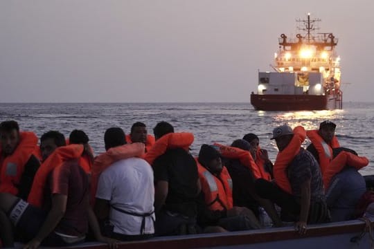 Bereits im September wurden 36 Menschen aus einem kleinen Holzboot gerettet, nachdem die "Ocean Viking" von den maltesischen Behörden dazu aufgefordert worden war.
