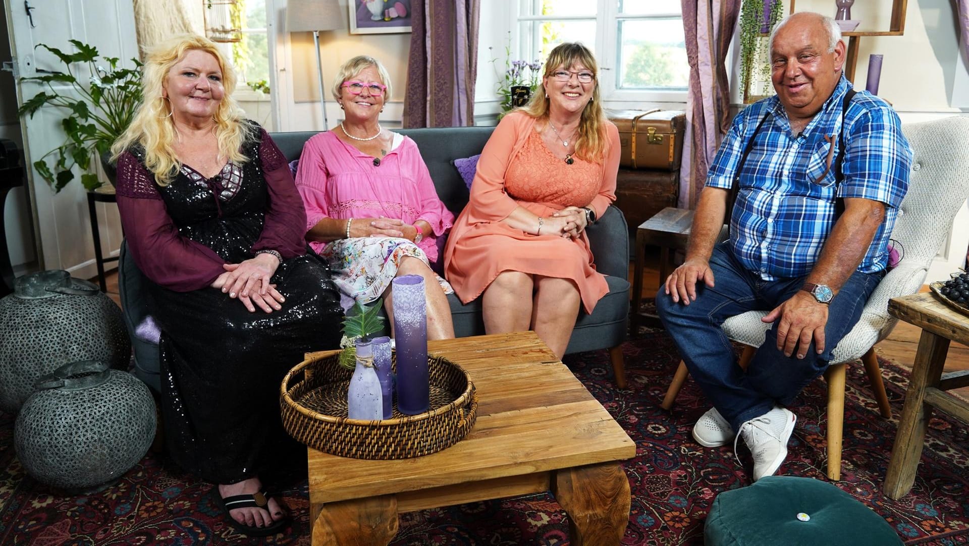 Biobauer Jürgen und seine Auserwählten: Maggie, Corinne und Kerstin wollten ihn auf dem Scheunenfest von sich überzeugen.