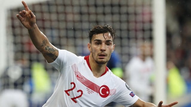 Reihte sich nicht in die Jubelgeste seiner türkischen Mitspieler ein: Düsseldorf-Profi Kaan Ayhan.