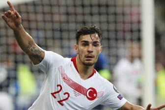 Reihte sich nicht in die Jubelgeste seiner türkischen Mitspieler ein: Düsseldorf-Profi Kaan Ayhan.
