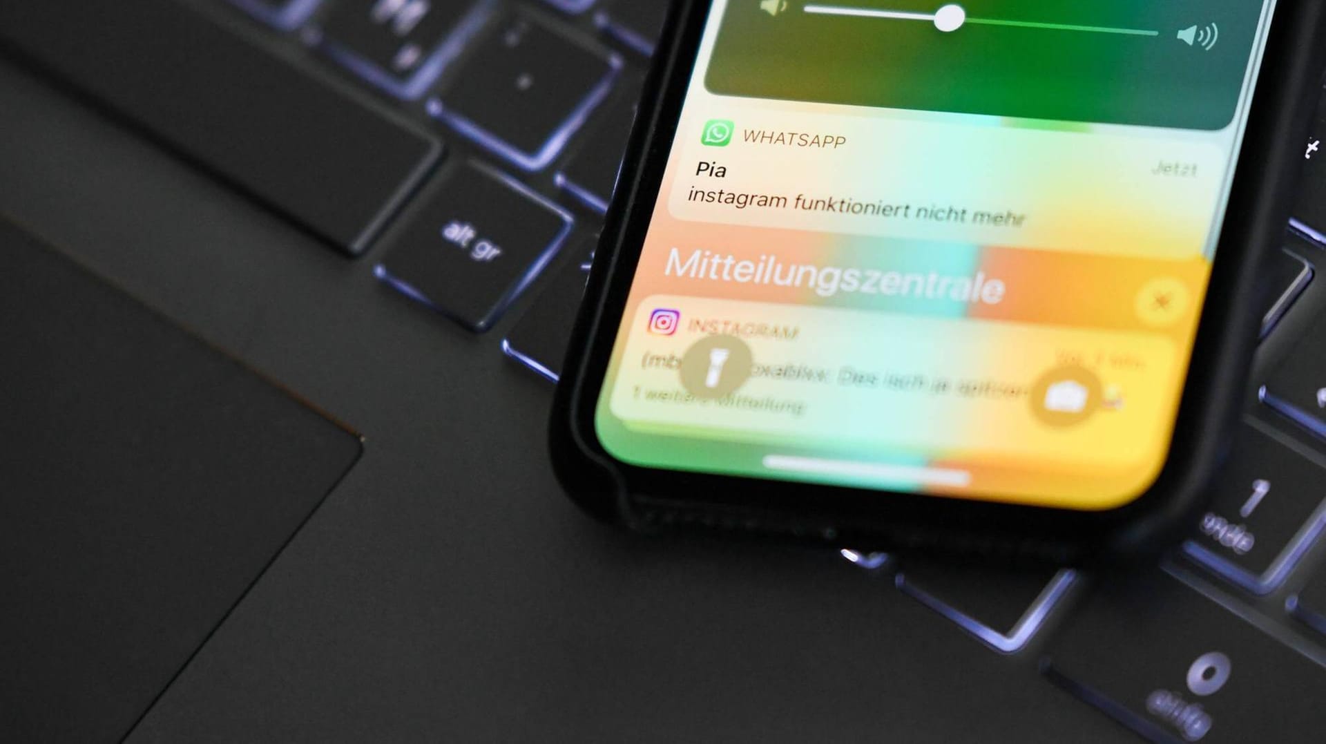 Eine WhatsApp-Sprachnachricht wird auf einem iPhone angezeigt: WhatsApp hat den Messenger mit einem Update an das neue iOS 13 angepasst.