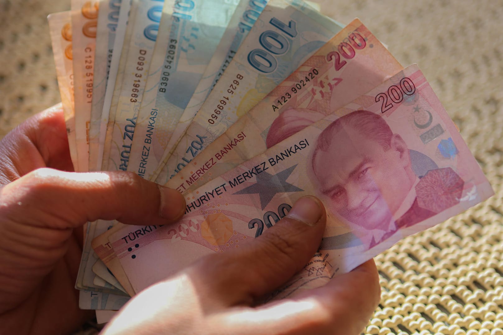 Türkische Lira in der Hand: Die Nachfrage nach der türkischen Währung drückte den Kurs von Dollar und Euro. Türkische Lira in der Hand: Die Nachfrage nach der türkischen Währung drückte den Kurs von Dollar und Euro.
