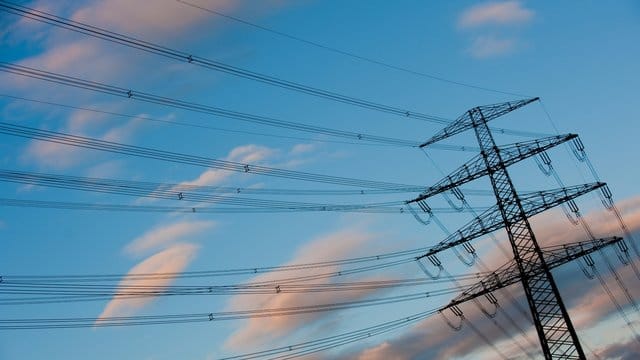 Die Netzentgelte, die rund ein Viertel des Strompreises ausmachen, werden laut Prognose im kommenden Jahr ebenfalls ansteigen. Die Netzentgelte, die rund ein Viertel des Strompreises ausmachen, werden laut Prognose im kommenden Jahr ebenfalls ansteigen.