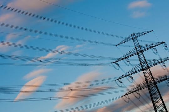 Die Netzentgelte, die rund ein Viertel des Strompreises ausmachen, werden laut Prognose im kommenden Jahr ebenfalls ansteigen. Die Netzentgelte, die rund ein Viertel des Strompreises ausmachen, werden laut Prognose im kommenden Jahr ebenfalls ansteigen.