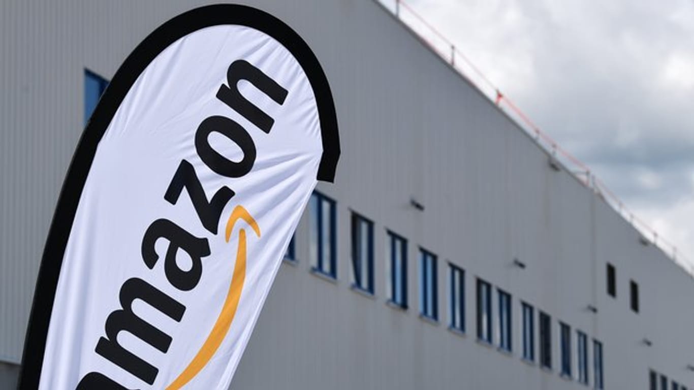 Ein Amazon-Banner weht vor dem Verteilzentrum: Amazon soll in einigen Jahren eines der höchsten Gebäude in Berlin beziehen.