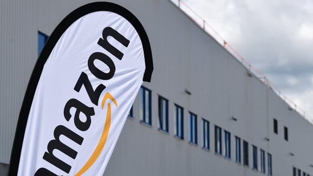 Ein Amazon-Banner weht vor dem Verteilzentrum: Amazon soll in einigen Jahren eines der höchsten Gebäude in Berlin beziehen.