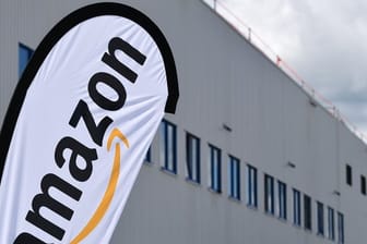 Ein Amazon-Banner weht vor dem Verteilzentrum: Amazon soll in einigen Jahren eines der höchsten Gebäude in Berlin beziehen.