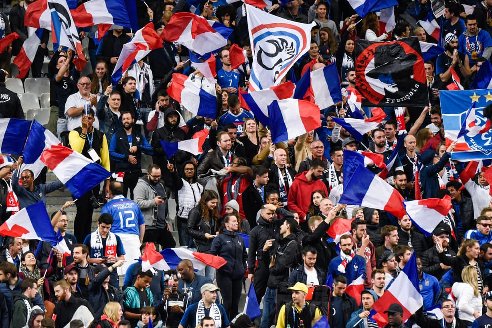 Französische Fans während der EM-Quali-Partie gegen die Türkei. Eine Gruppe in Frankreich-Trikots protestierte gegen Ende des Spiels mit einem Banner.