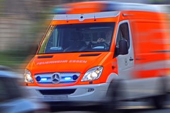 Rettungsdienst im Einsatz: Bei einem Unfall im Kreis Karlsruhe ist ein Mensch gestorben.