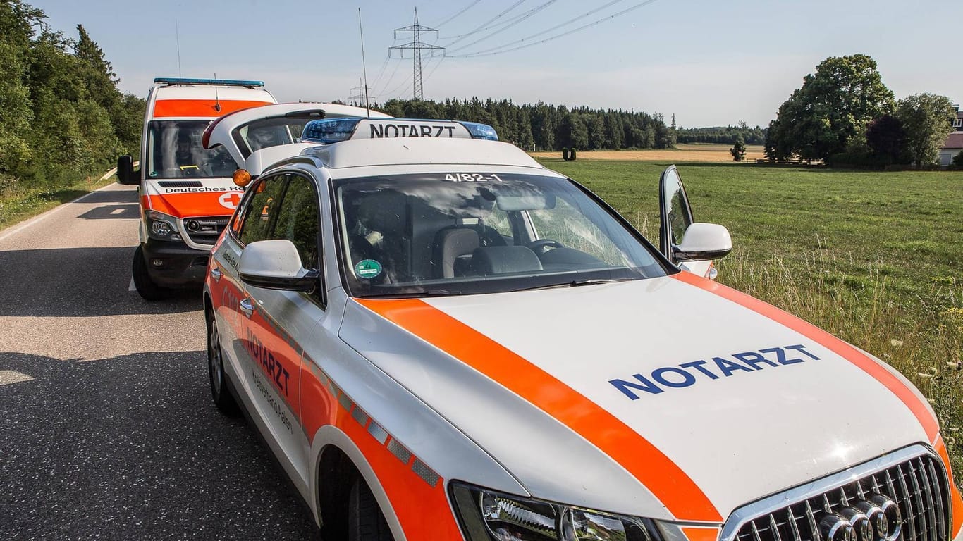Notarzt- und Rettungswagen: In der Nähe von Mansfeld sind zwei Mädchen vom Auto erfasst worden – eins von ihnen starb. (Symbolbild)