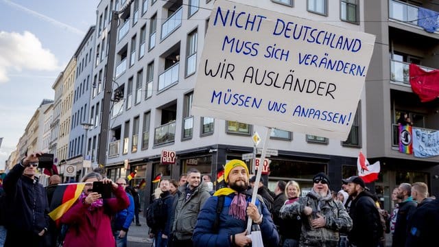 Rechtspopulistische Demonstration: Rund jeder zehnte Jugendliche wird von Experten in die Kategorie der "Nationalpopulisten" eingestuft, die fast allen abgefragten populistischen Aussagen zustimmen. Rechtspopulistische Demonstration: Rund jeder zehnte Jugendliche wird von Experten in die Kategorie der "Nationalpopulisten" eingestuft, die fast allen abgefragten populistischen Aussagen zustimmen.