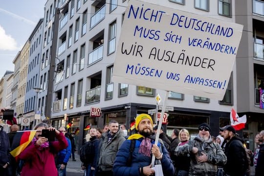 Rechtspopulistische Demonstration: Rund jeder zehnte Jugendliche wird von Experten in die Kategorie der "Nationalpopulisten" eingestuft, die fast allen abgefragten populistischen Aussagen zustimmen.