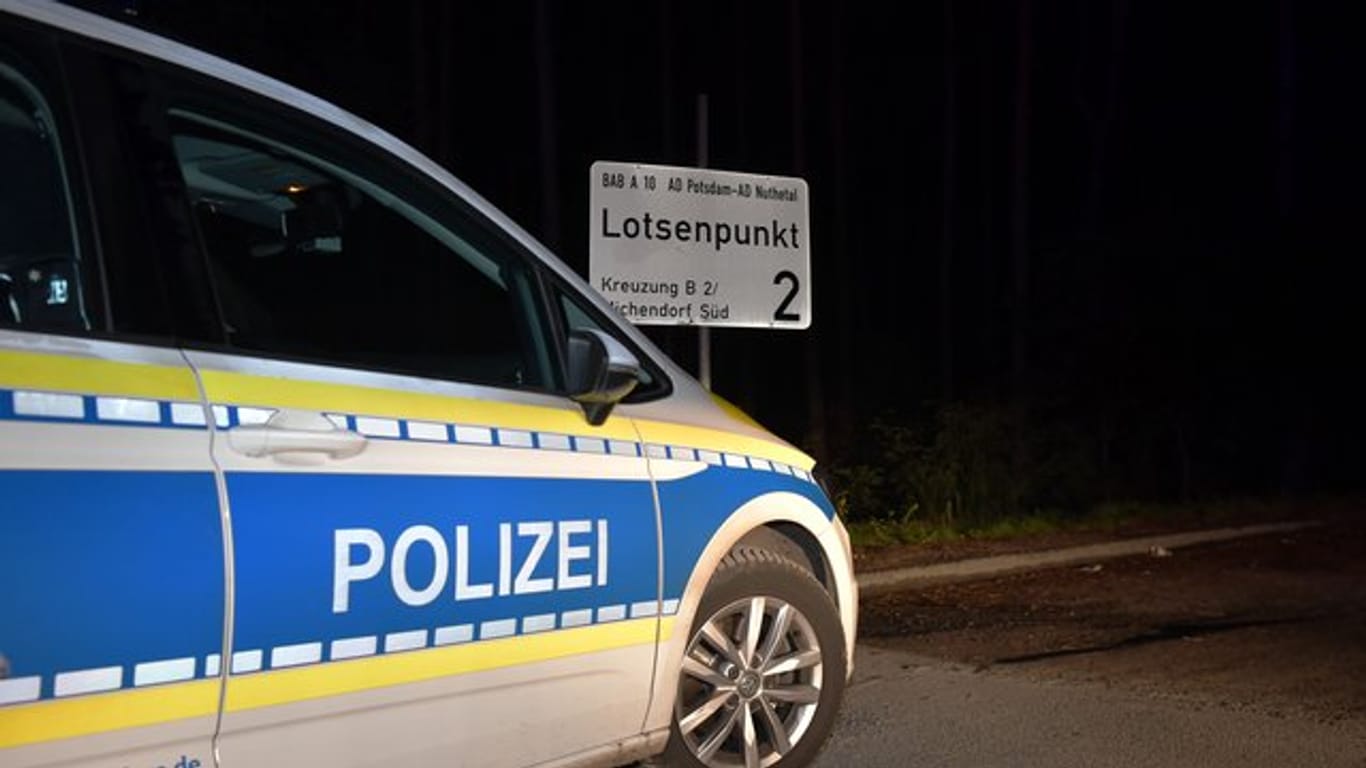 Die Autobahn A10 war in der Nacht wegen des Polizeieinsatzes zwischen den Anschlussstellen Ferch und Michendorf in beide Fahrtrichtungen gesperrt worden.